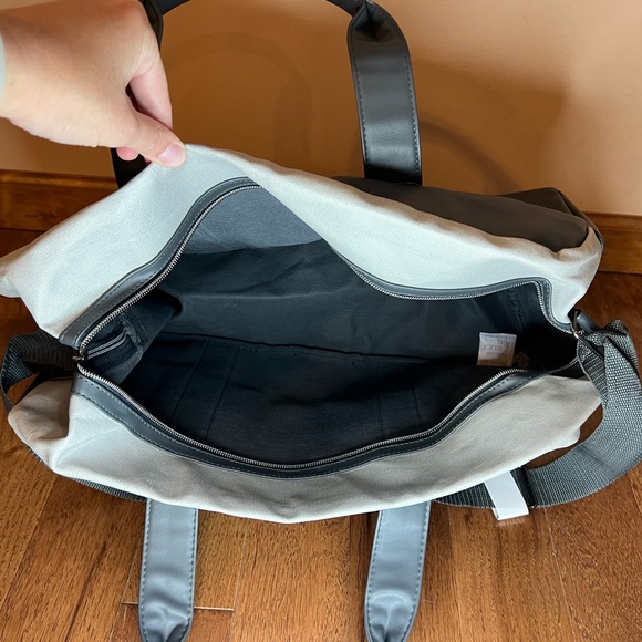 CALVIN KLEIN GREY DUFFLE BAG B51 - Picture 5 of 10